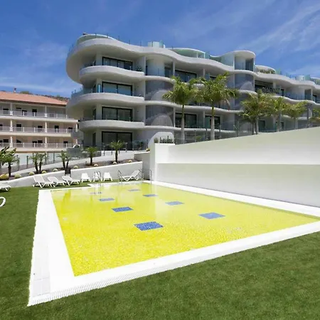 Palmar White *
